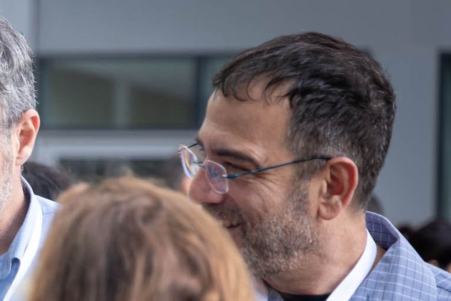 עמית פרי בשיחה עם משתתפת בהפסקה